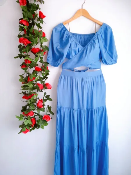 conjunto cropped e saia longa azul shein