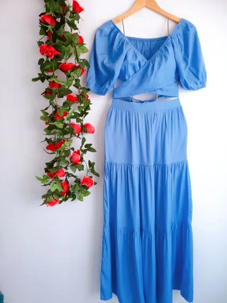 conjunto cropped e saia longa azul shein