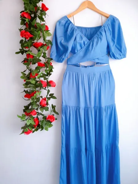 conjunto cropped e saia longa azul shein