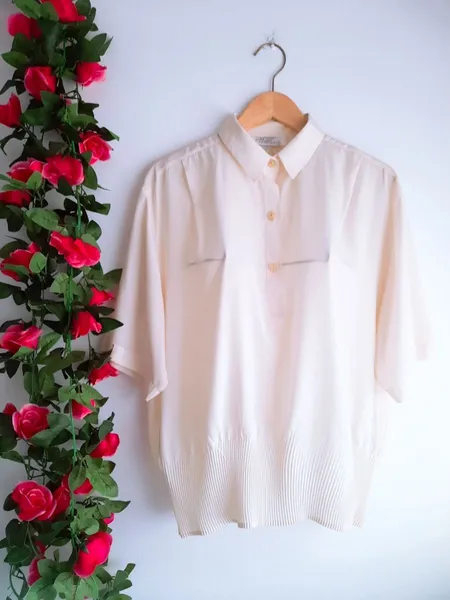 camisa bege claro plissada