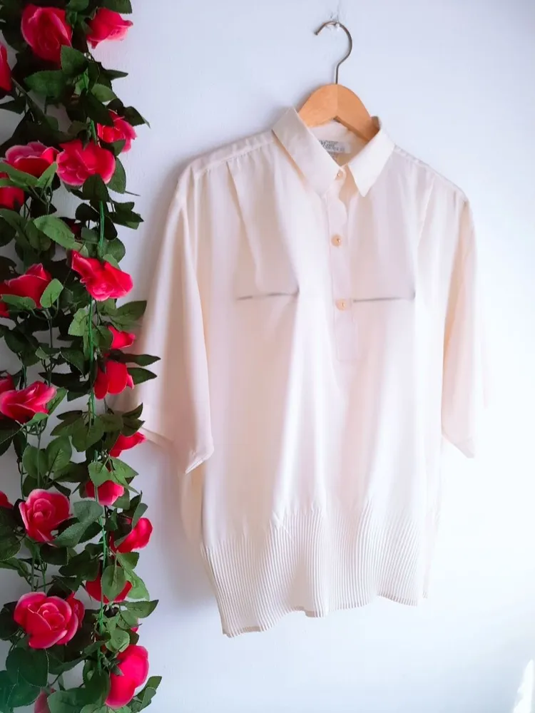 camisa bege claro plissada