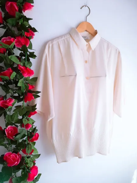 camisa bege claro plissada