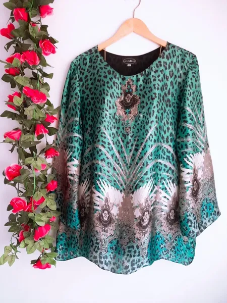 blusa indiana verde com aplicações gg