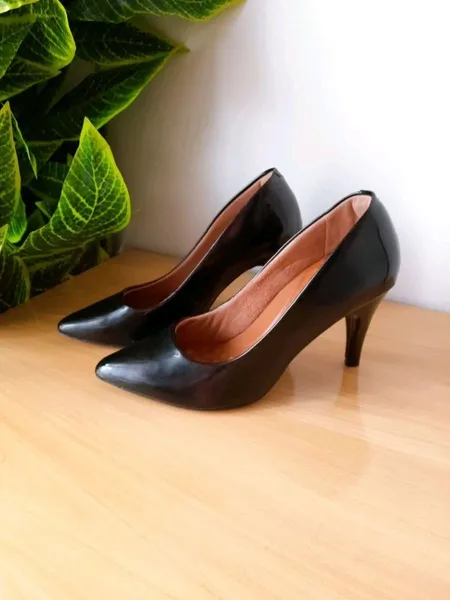 sapato scarpin verniz preto mr cat 36