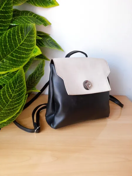 bolsa mochila preta com off-white miniso