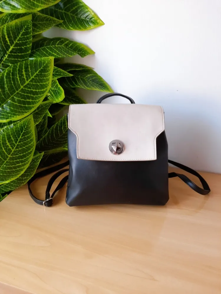 bolsa mochila preta com off-white miniso