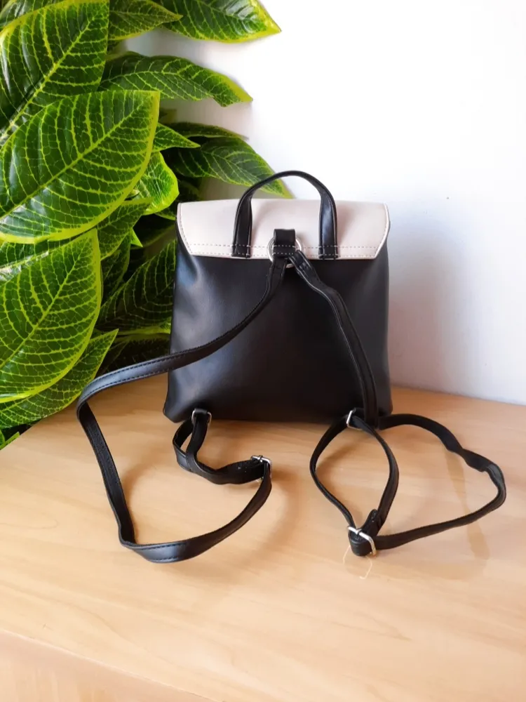 bolsa mochila preta com off-white miniso