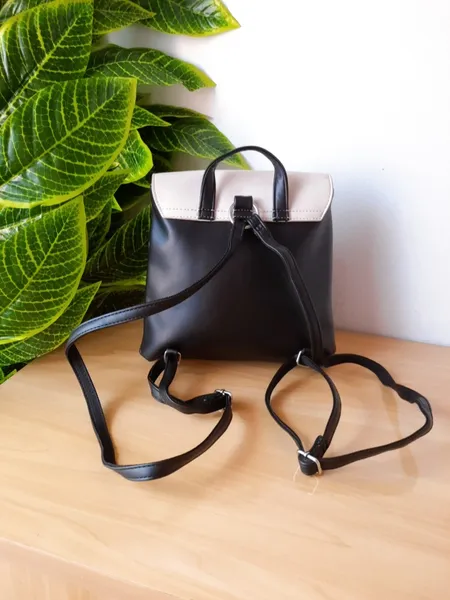 bolsa mochila preta com off-white miniso