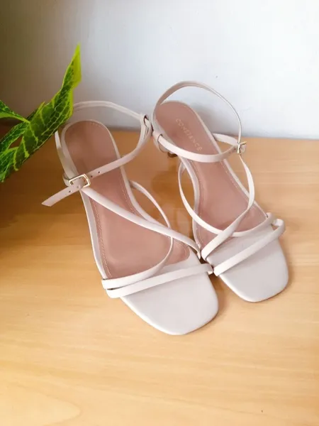 sandália off white de tiras constance 38