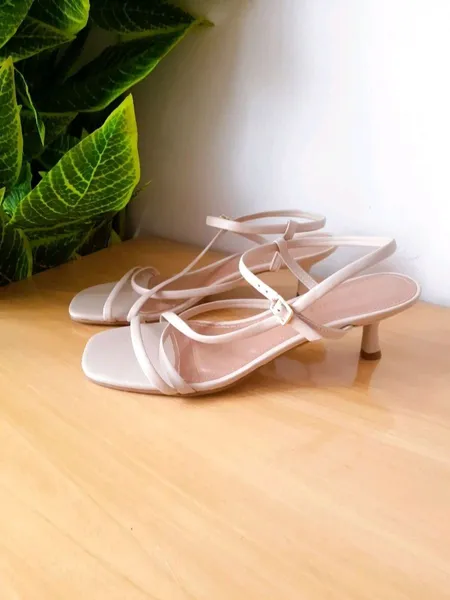 sandália off white de tiras constance 38