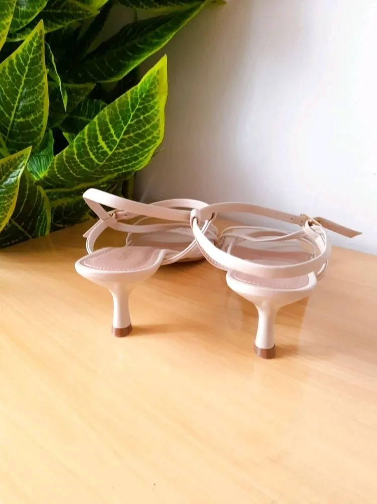 sandália off white de tiras constance 38