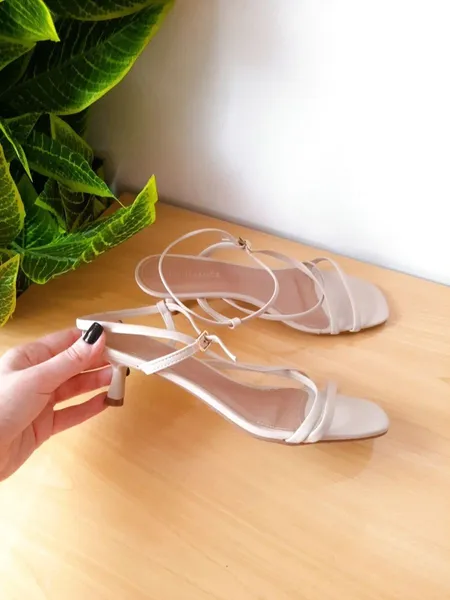sandália off white de tiras constance 38