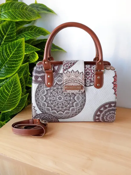 bolsa estruturada estampada marrom com bege