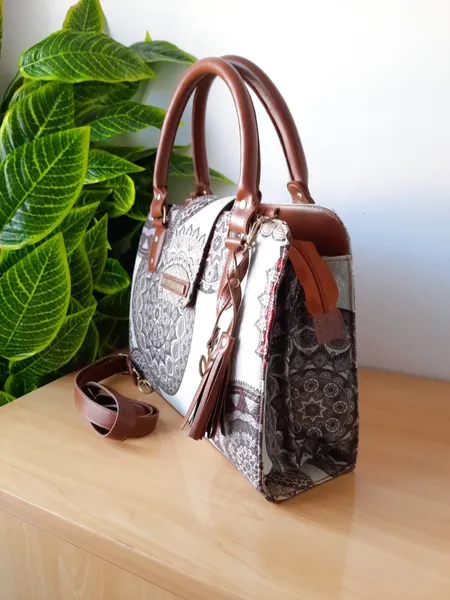 bolsa estruturada estampada marrom com bege