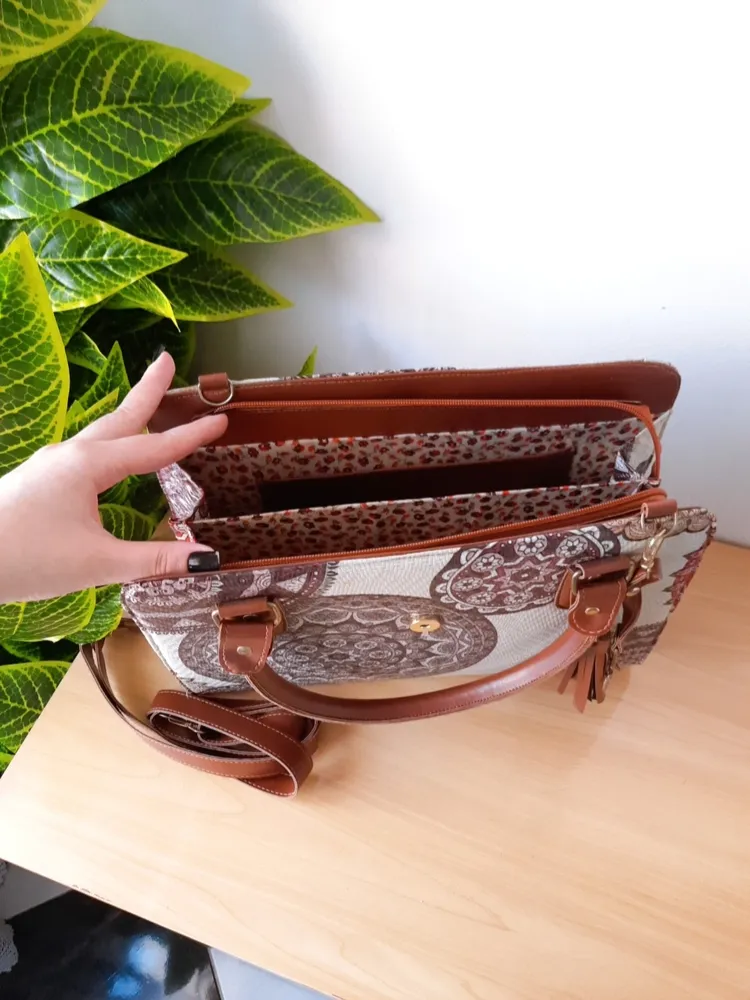 bolsa estruturada estampada marrom com bege