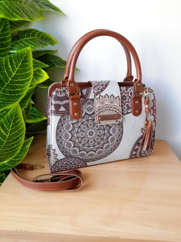 bolsa estruturada estampada marrom com bege