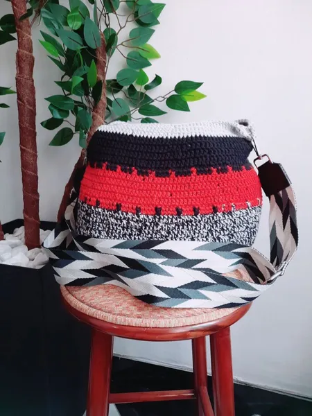 bolsa em crochê tricolor artesanal