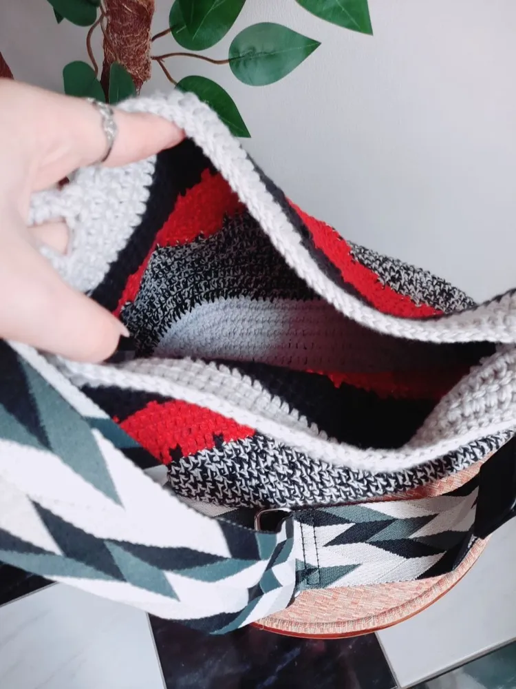 bolsa em crochê tricolor artesanal