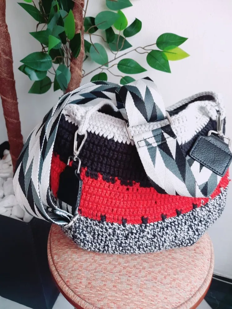 bolsa em crochê tricolor artesanal