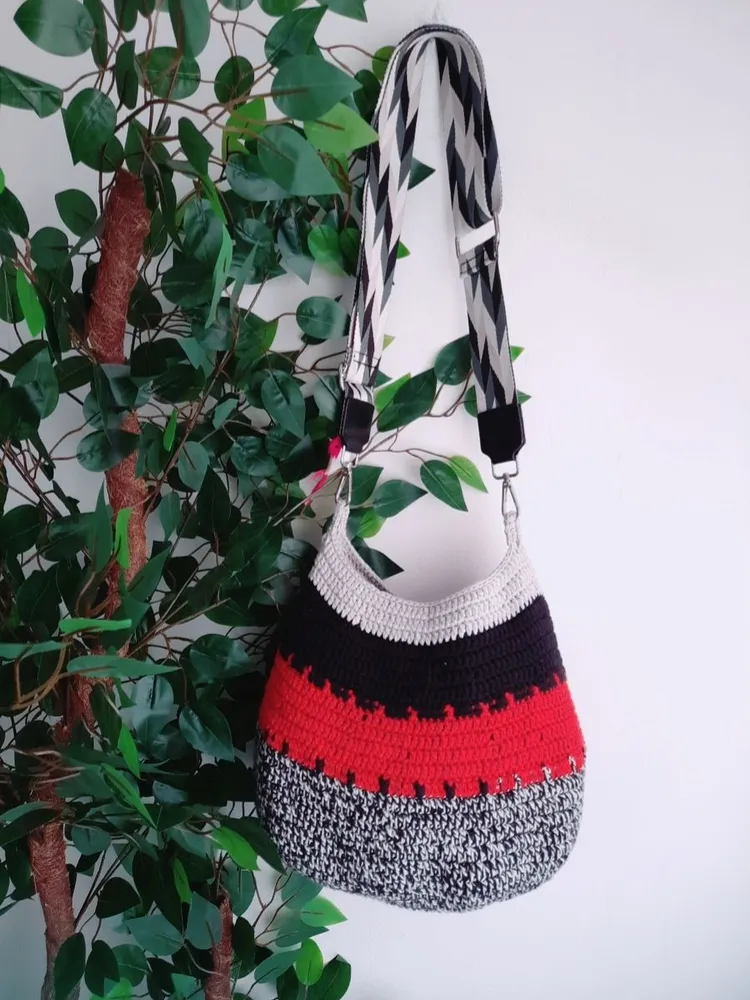bolsa em crochê tricolor artesanal