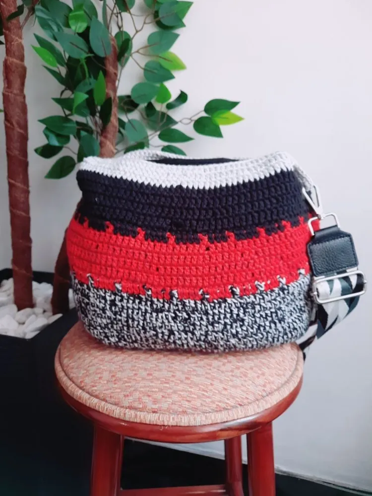 bolsa em crochê tricolor artesanal