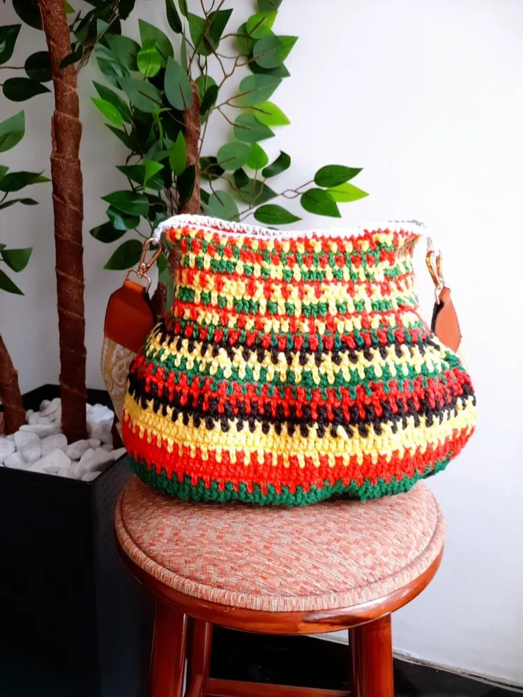 bolsa de crochê jamaicana tiracolo