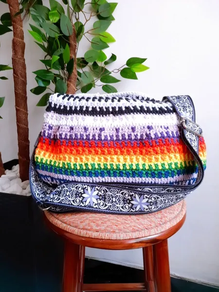 bolsa de crochê tiracolo artesanal multicolorida
