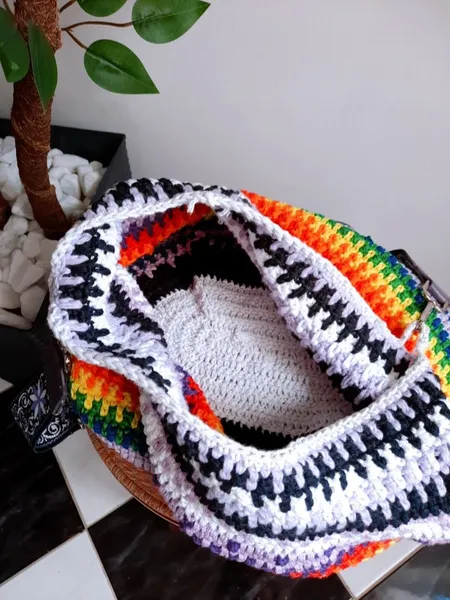 bolsa de crochê tiracolo artesanal multicolorida