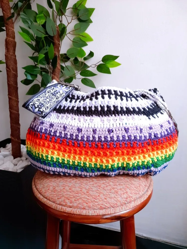 bolsa de crochê tiracolo artesanal multicolorida