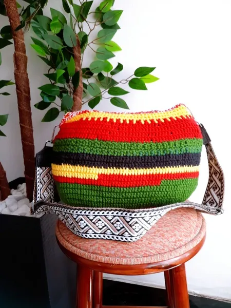 bolsa de crochê artesanal tricolor tiracolo