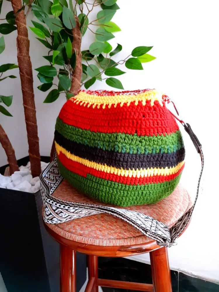 bolsa de crochê artesanal tricolor tiracolo