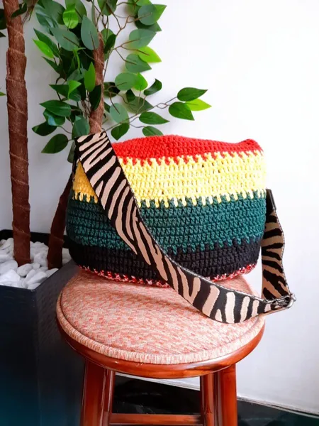 bolsa de crochê multicolorida tiracolo artesanal