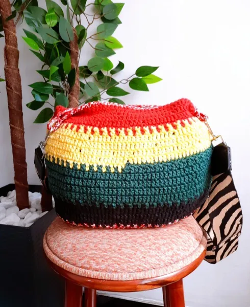 bolsa de crochê multicolorida tiracolo artesanal
