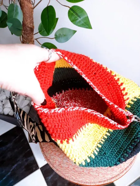 bolsa de crochê multicolorida tiracolo artesanal