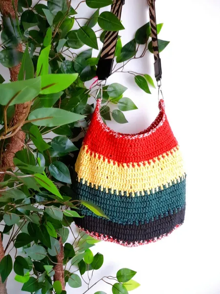 bolsa de crochê multicolorida tiracolo artesanal