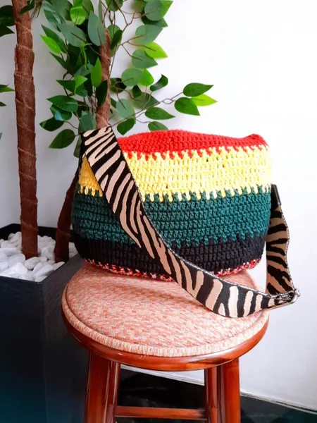 bolsa de crochê multicolorida tiracolo artesanal