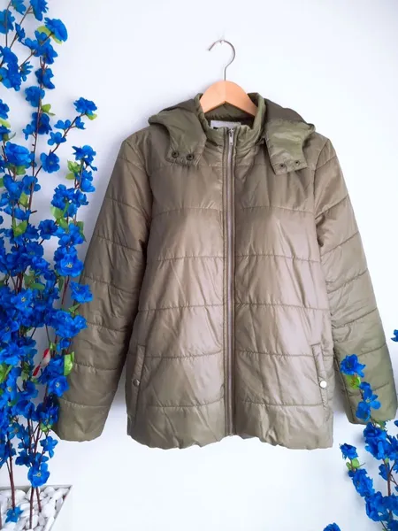 jaqueta puffer verde militar com capuz cast m