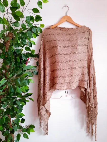 poncho de tricô lã bege assimétrico