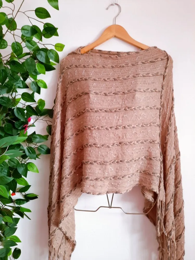 poncho de tricô lã bege assimétrico