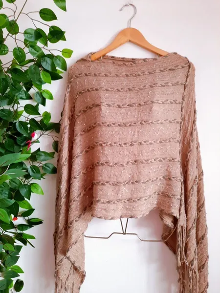 poncho de tricô lã bege assimétrico