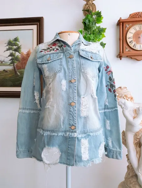 jaqueta jeans bordada com destroyed azul feminina alcance