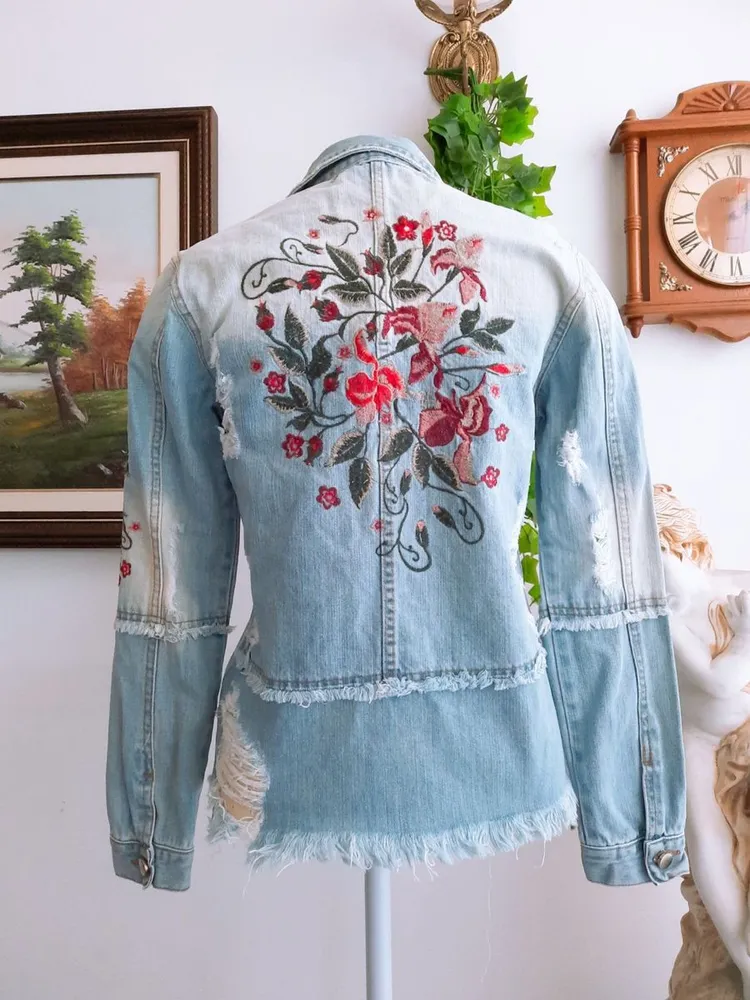 jaqueta jeans bordada com destroyed azul feminina alcance