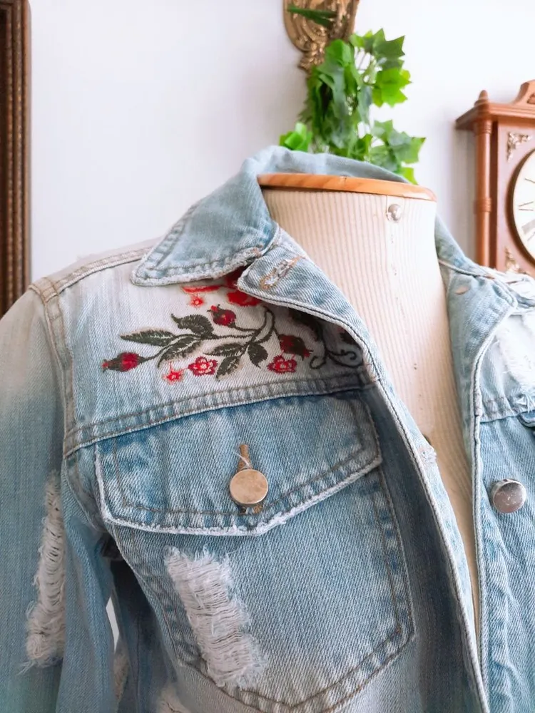 jaqueta jeans bordada com destroyed azul feminina alcance