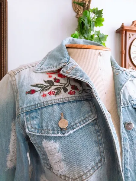 jaqueta jeans bordada com destroyed azul feminina alcance