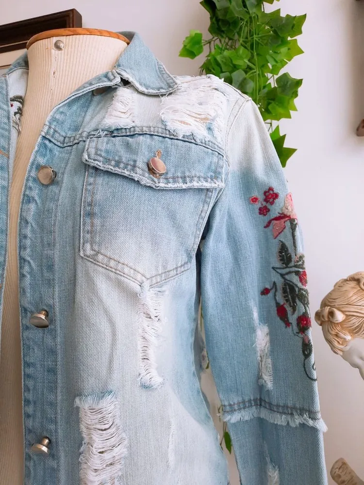jaqueta jeans bordada com destroyed azul feminina alcance