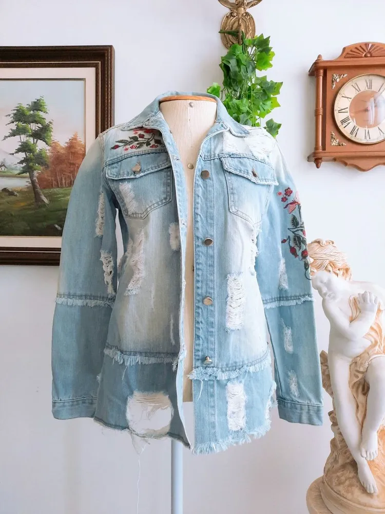jaqueta jeans bordada com destroyed azul feminina alcance