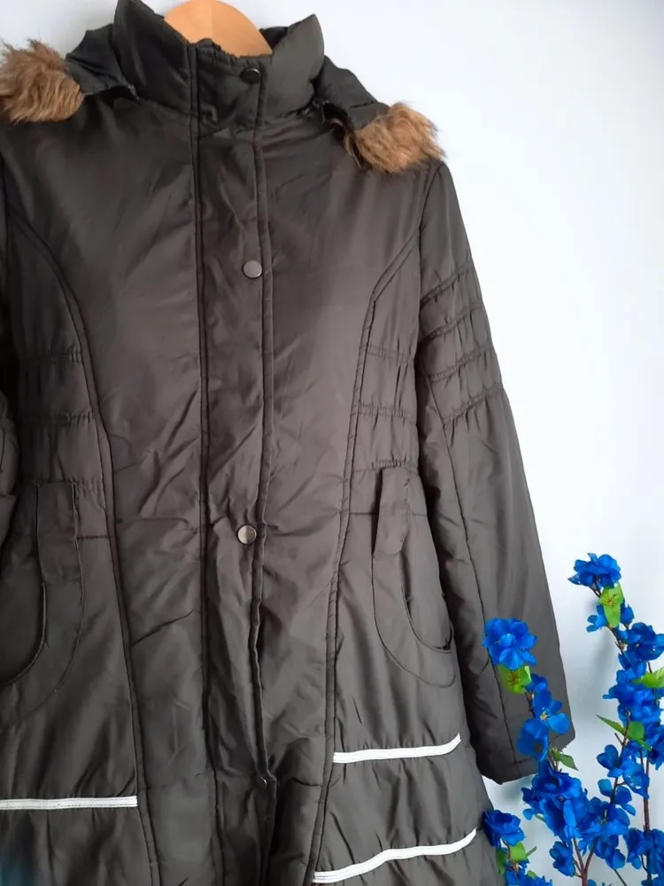 casaco alongado puffer cinza com capuz
