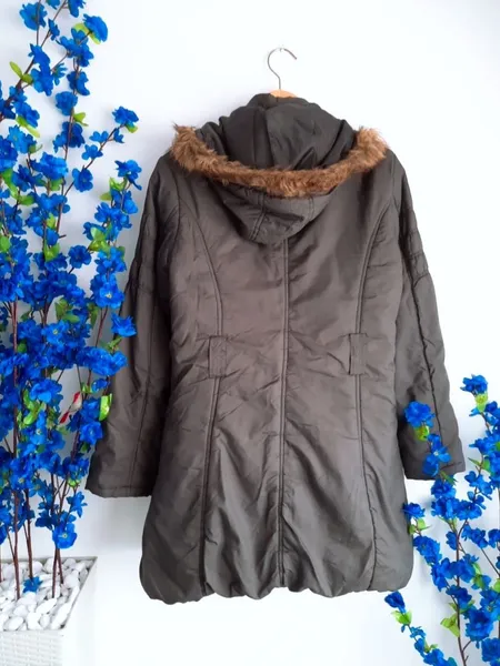 casaco alongado puffer cinza com capuz