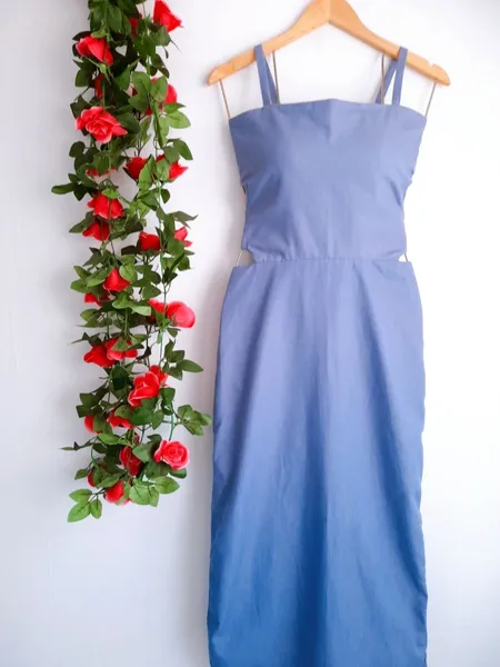 vestido midi azul claro com amarração p