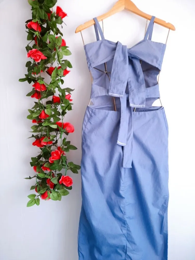 vestido midi azul claro com amarração p